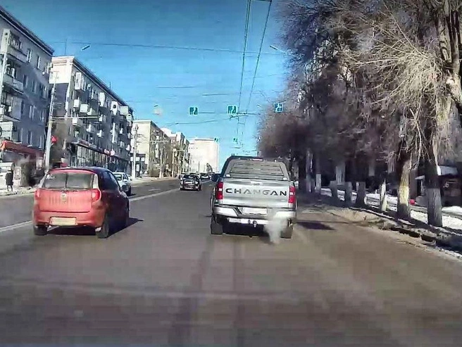 Автомобилисты рассчитывают, что после ликвидации течи дорожное покрытие будет очищено от наледи. | Источник: «Яндекс.Карты»