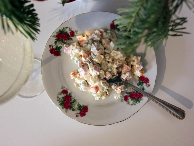 Оливье традиционно считается главным блюдом новогоднего застолья. | Источник: Дарья Селенская / Городские медиа