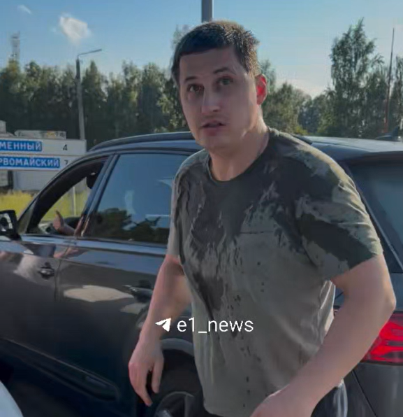 Облил соком и плюнул в лицо: на Урале водитель устроил расправу над девушками на глазах у собственн…