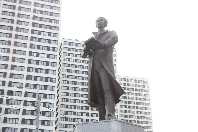 В сквере установлен памятник Георгию Лыщинскому | Источник: Максим Кудрявцев / «ВКонтакте»