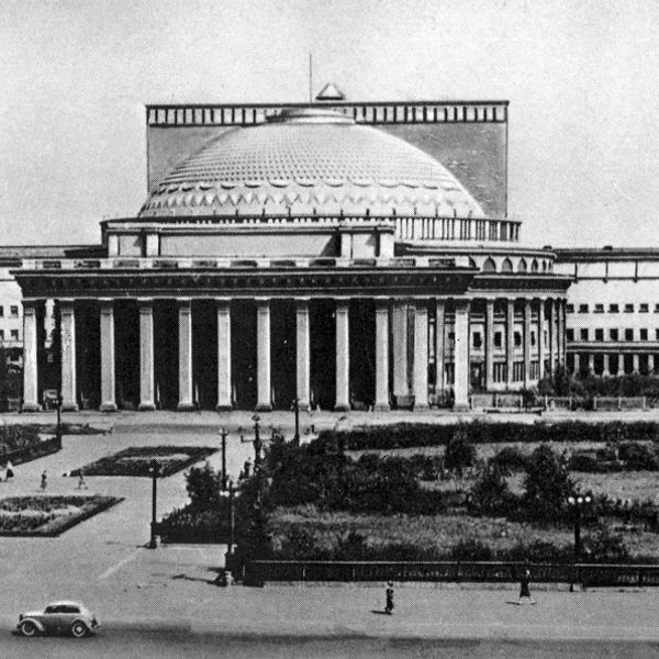 Театр в 1955 году. Видно, каким плотным был рисунок купола театра | Источник: Слава Степанов / архив Новосибирского оперного театра