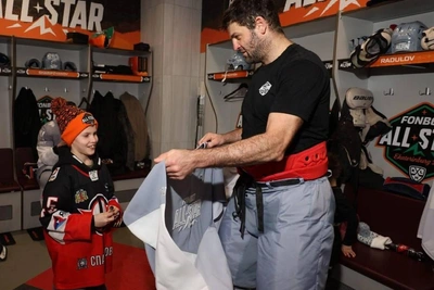 Звезды КХЛ расписались на джерси для юного фаната