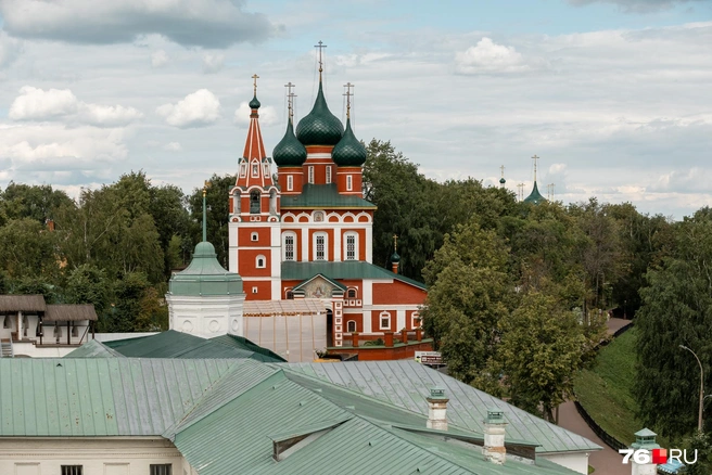 Купола храмов и зеленая набережная  | Источник: Александр Куренной / 76.RU 