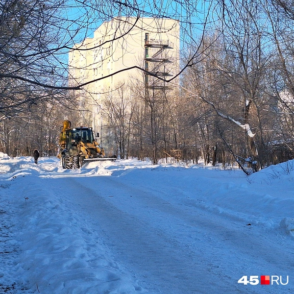 На улицах Заозёрного района удалось встретить работающую снегоуборочную технику | Источник: Александр Лисихин / 45.RU