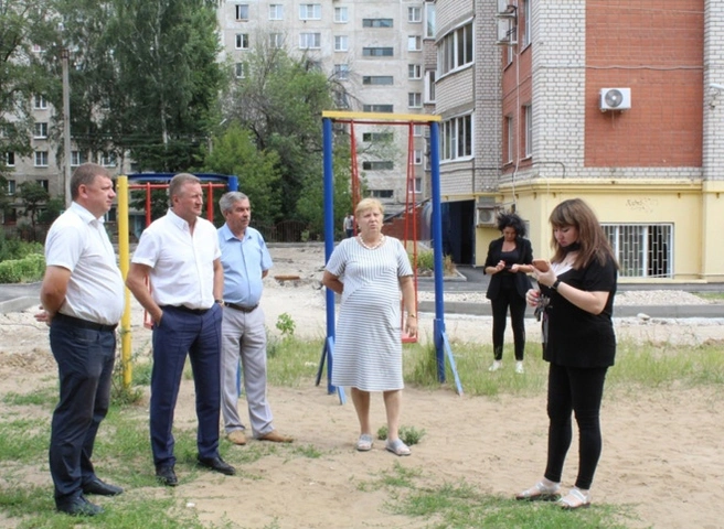 Депутат областной думы проконтролировала ремонт дворовых территорий | ya62.ru