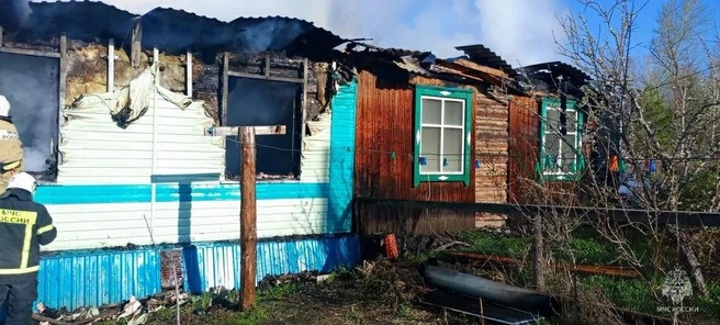 Огонь сильно повредил дом | Источник: пресс-служба МЧС по Алтайскому краю