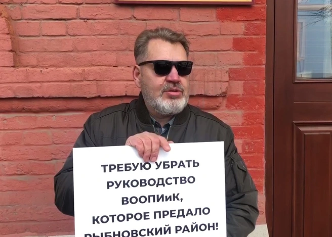 В Рязани журналист вышел с одиночным пикетом за права жителей «Есенинской Руси» | ya62.ru