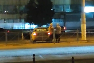 Автозвуковики у волгоградской школы беспокоят жителей годы