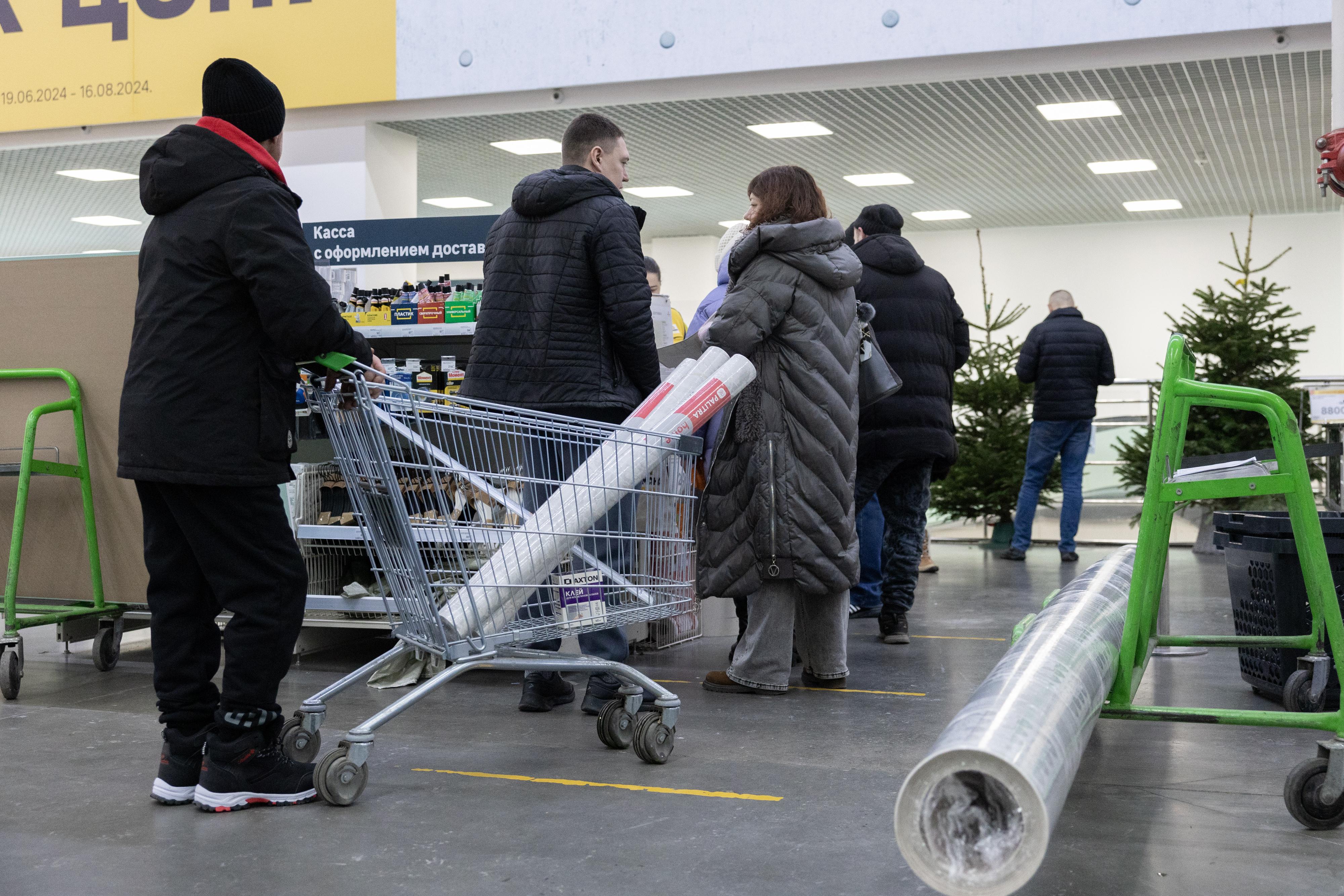 Перед Новым годом в строительных магазинах Челябинска выстроились очереди. Спросили покупателей, за чем они стоят