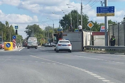 Под Волгоградом фура перевернулась на мосту