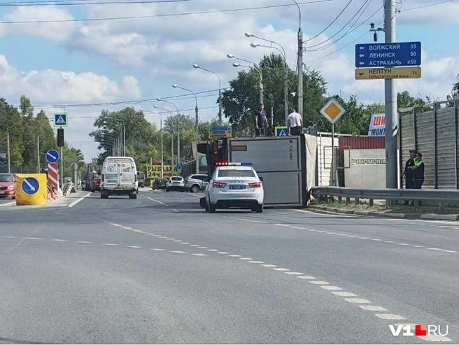 «Танцующий» мост парализовала пробка из-за перевернувшейся под Волгоградом фуры | Источник: читатель V1.RU