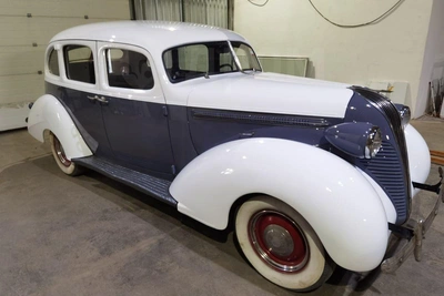 В Новосибирске продают раритетный Hudson Terraplane 1940 года