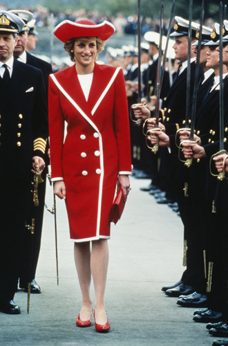 60 красных нарядов: как принцесса Диана носила любимый цвет