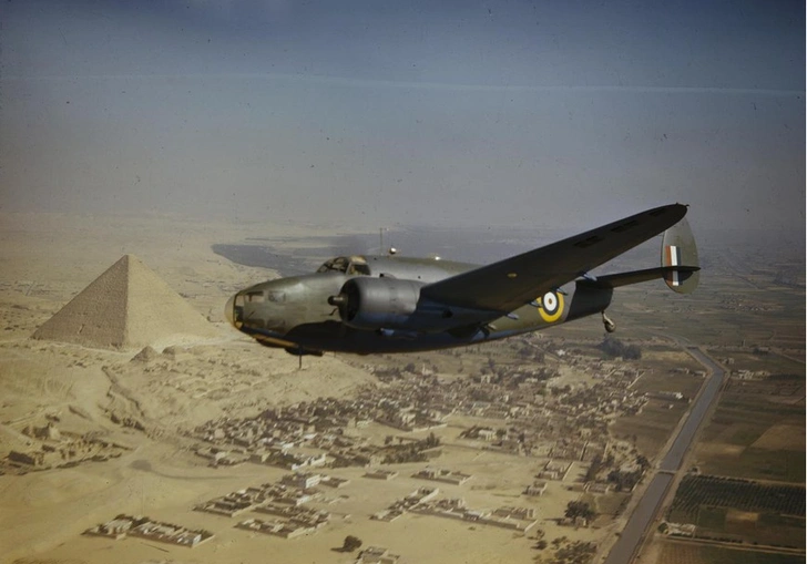 «Прекрасный вид!» Разведчик Королевских воздушных сил Великобритании Lockheed Hudson над египетскими пирамидами