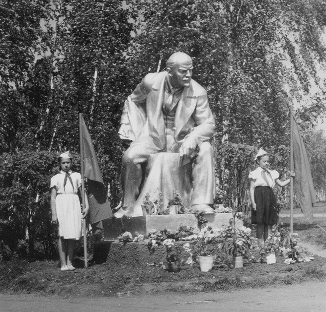 Памятник Ленину в сквере возле острова | Источник: ОГАЧО