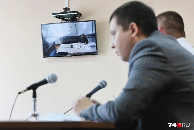 Сам он сейчас находится в Запорожье, и происходящее в суде видит на мониторе | Источник: Наталья Лапцевич