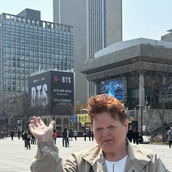 Заметили на фото баннер с BTS | Источник: arinashevchukk / Instagram (экстремистская организация, деятельность запрещена на территории РФ)