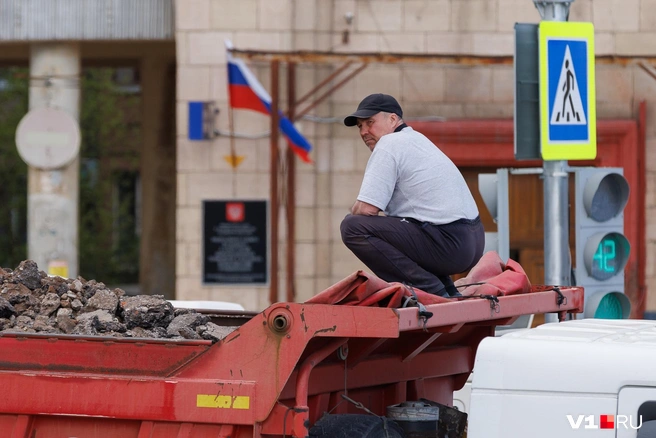 Остатки асфальта куда-то увозят самосвалами | Источник: Алексей Волхонский / V1.RU