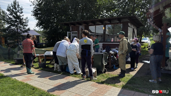 Среди приехавших были и зеваки, наблюдающие за происходящим | Источник: Алексей Кожевников / 59.RU
