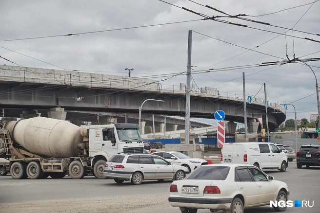 Разрешение на строительство моста выдали еще в 2020 году, все работы хотели завершить спустя три года, но сроки то и дело сдвигались. Пока окончательная дата — конец 2025 года | Источник: Александр Ощепков / NGS.RU