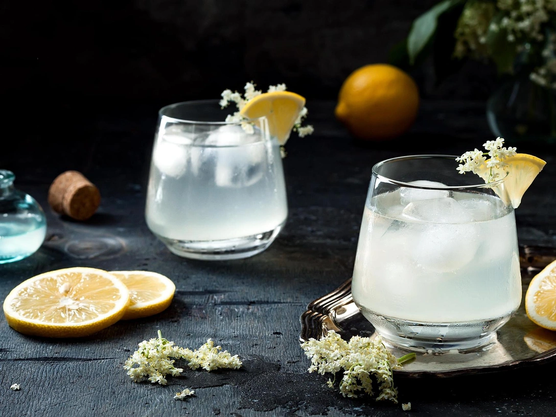 Справятся даже новички: 3 освежающих (и очень простых) коктейля, которыми нужно угостить себя и близких | marieclaire.ru