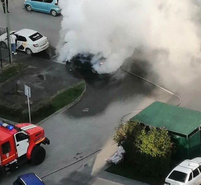 Пожар ликвидировали быстро, но тем не менее машина сильно пострадала  | Источник: читатель 72.RU