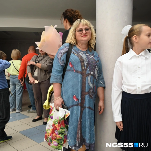 Родители вместе с детьми волновались и радовались началу нового учебного года | Источник: Артемий Скиба / NGS55.RU