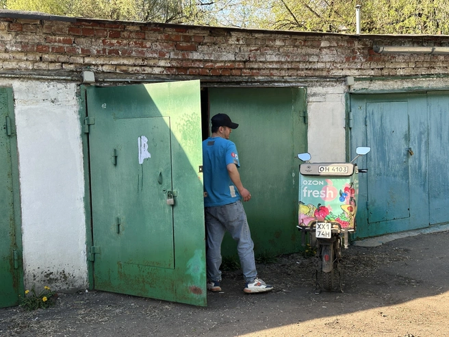 Один бокс арендовали молодые доставщики и чинят там электровелосипеды | Источник: Андрей Кузнецов / MSK1.RU