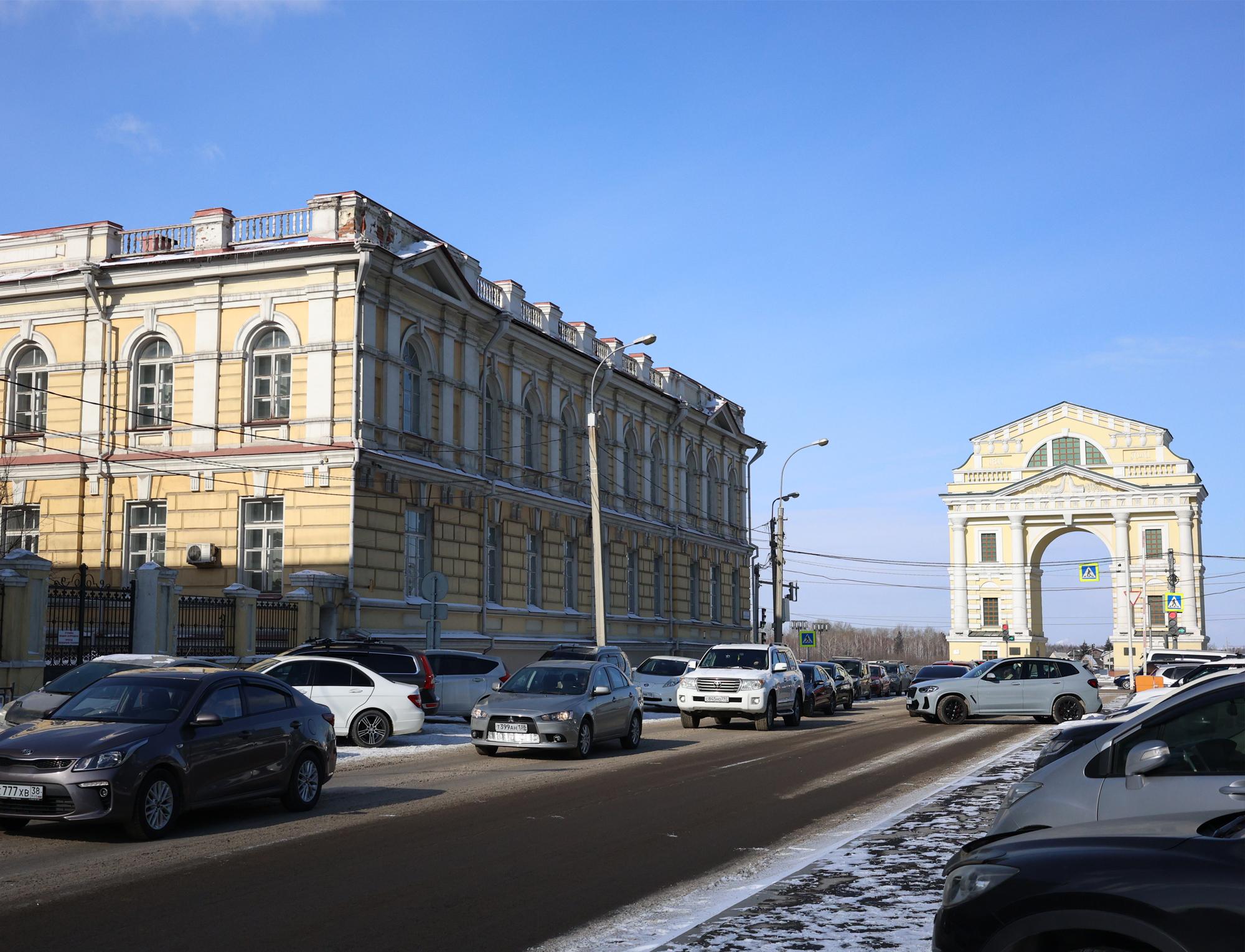 А ближе к Нижней Набережной с улицы Польских Повстанцев можно было повернуть к духовной семинарии и Московским воротам. Сейчас тоже можно, только теперь это не семинария, а отделение педагогического образования ИГУ, а ворота новые&nbsp;— 2011 года постройки. | Источник: Ксения Филимонова / «ИрСити»