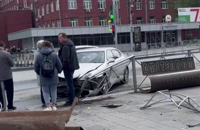 Иномарка протаранила забор у входа в метро | Источник: читательница НГС