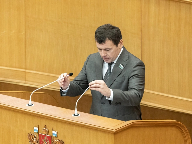 Дмитрий Жуков настраивается на плодотворную работу спикером | Источник: Владислав Лоншаков / E1.RU