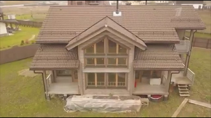 Фигуристы Алексей Тихонов и Мария Петрова показали свой новый огромный дом