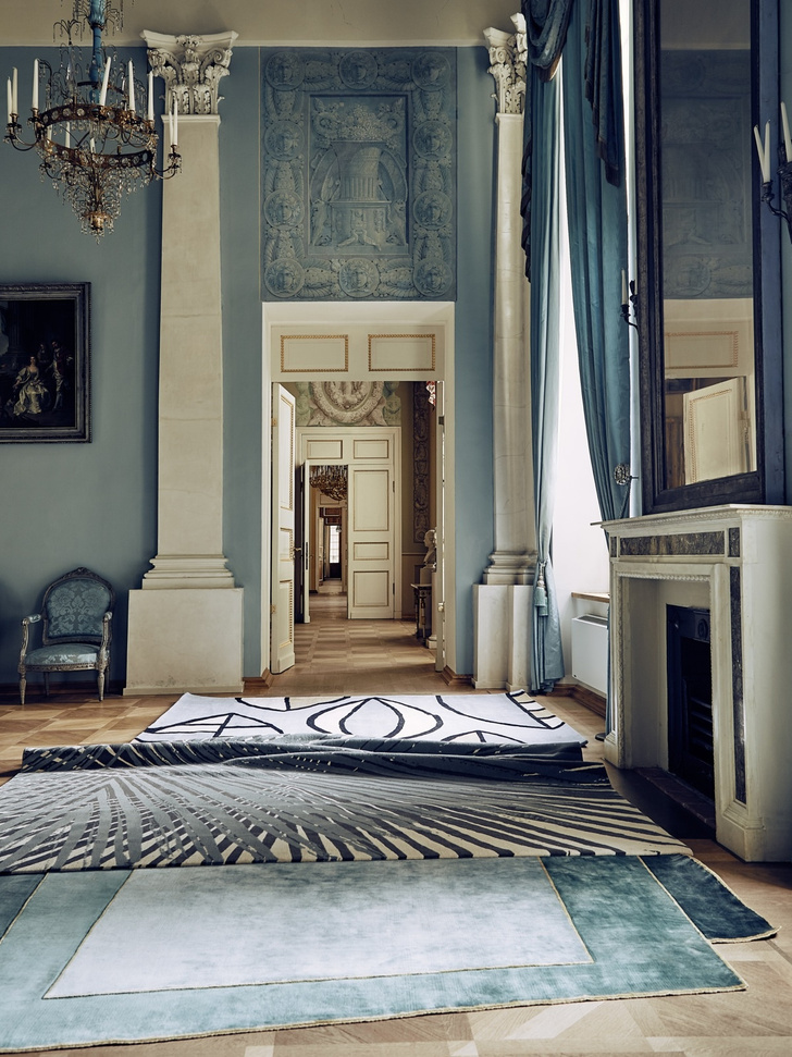 Дизайнерские ковры в классическом интерьере (фото 1)