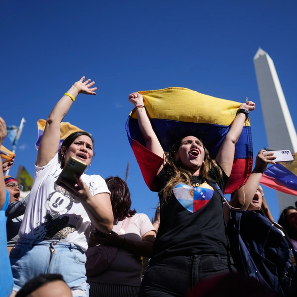 Толпа венесуэльцев в Аргентине | Источник: Natacha Pisarenko / Associated Press