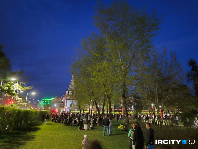 Многие из них располагались прямо на газоне за зданием областного правительства | Источник: Алина Ринчино / «ИрСити»