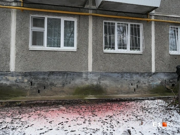 Балкон на последнем этаже тоже весь в крови. С него капала кровь вниз, поэтому красная лужа и на земле перед домом | Источник: Кирилл Кушнов / Е1.RU