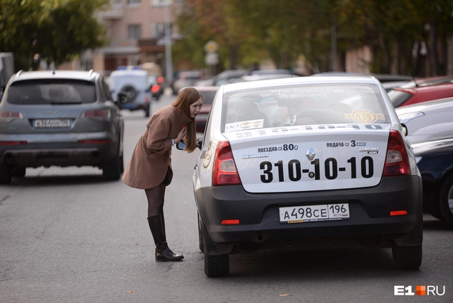 По словам таксиста, водителей загнали в жесткие рамки и теперь от былой выручки не осталось и следа | Источник: Артем Устюжанин / E1.RU
