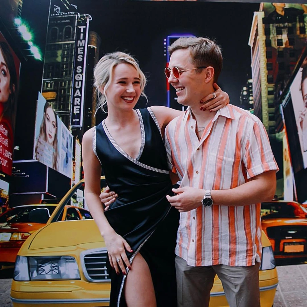 Он продвигает мерч сестры | Источник: vlonelev / Instagram*