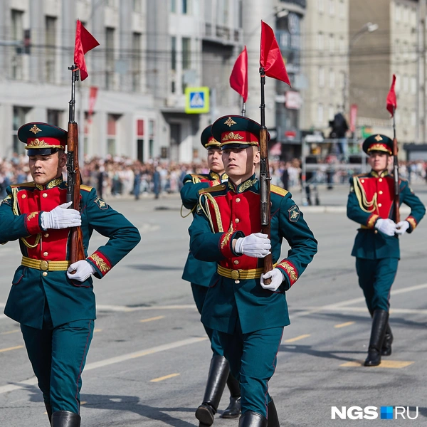 Военнослужащие маршировали по площади под оркестр, собравшиеся радостно аплодировали и поздравляли друг друга с Днем Победы | Источник: Александр Ощепков / NGS.RU