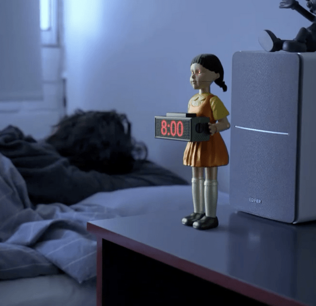 Жуткая стреляющая кукла из сериала «Игра в Кальмара» — трендовый будильник, который точно не даст проспать
