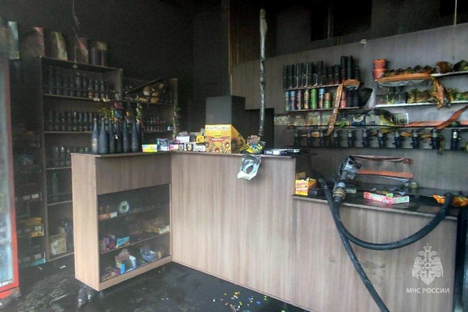 Судя по кадрам с места ЧП, пожар произошел в пивном магазине | Источник: МЧС Челябинской области / t.me