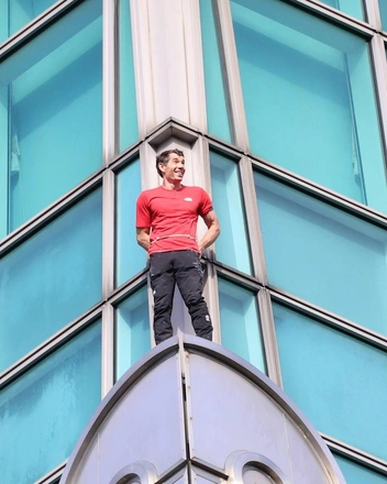 Американский альпинист Алекс Хоннольд покорил небоскреб «Тайбэй 101» без страховки