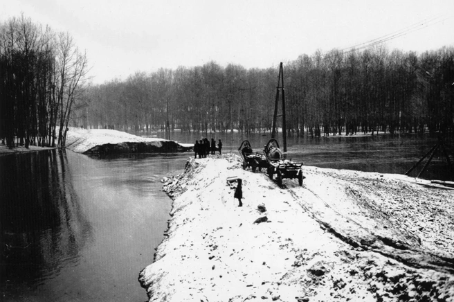 Новокузнецкие Топольники в 1930-х. Несмотря на разлившуюся Томь, тогда там пытались продолжить дорогу | Источник: pastvu.com