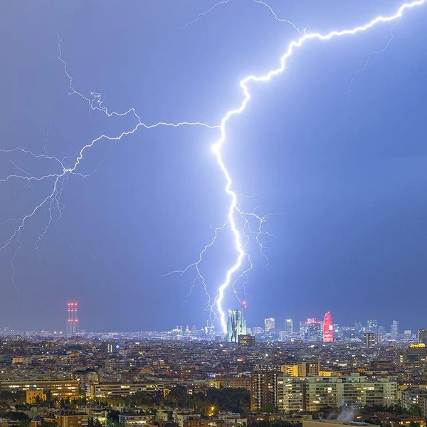 Гроза в Барселоне, Испания | Источник: Carlos Castillejo Balsera / Standard Chartered Weather Photographer of the Year 2025
