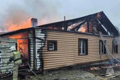 В Бийске вспыхнул трехквартирный дом: сгорело 120 кв.м