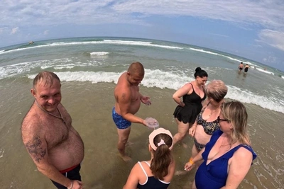 Медузы и мусор на пляже Джемете в Анапе