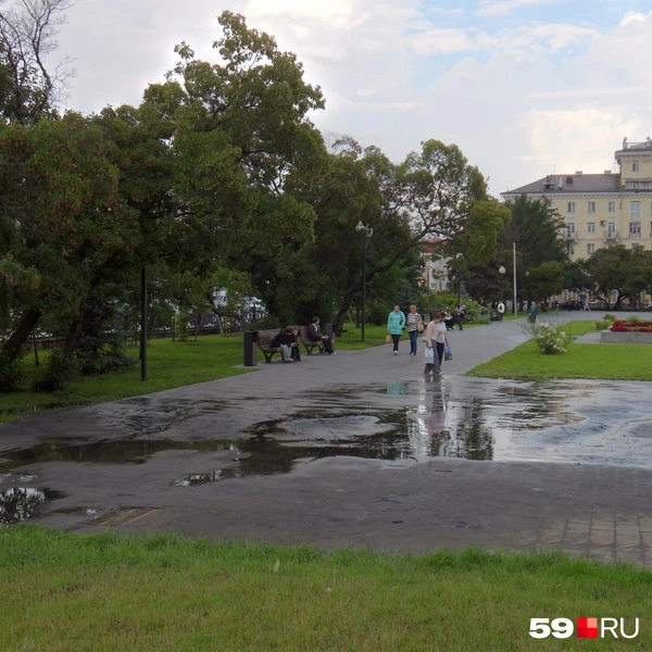 Вход в сквер Дзержинского со стороны площади Гайдара затопило стоками из канализации | Источник: Кирилл Хафизов / 59.RU