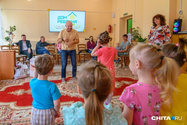 Дмитрий потанцевал вместе с детьми | Источник: Олег Фёдоров / CHITA.RU