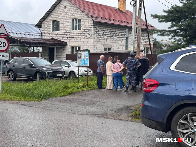 К 15:00 у сигнальной ленты стали собираться те, чьи дома пострадали от атаки | Источник: MSK1.RU