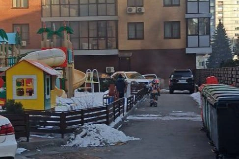 Автомобиль был припаркован у подъезда | Источник: читатель 74.RU